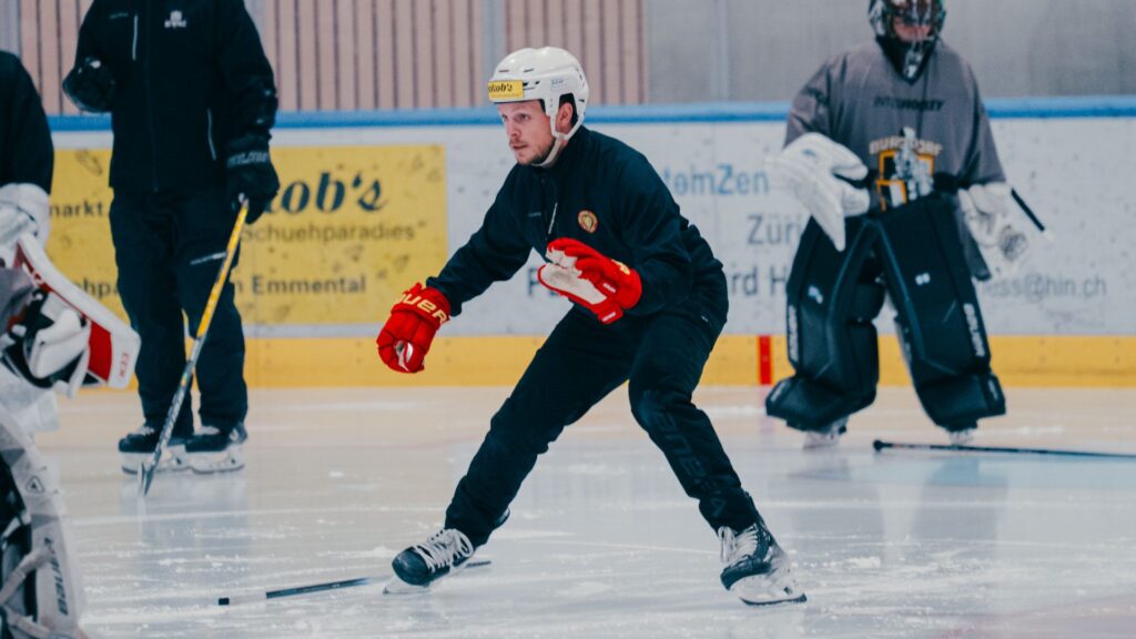Trainer und junger Goalie im Eistraining