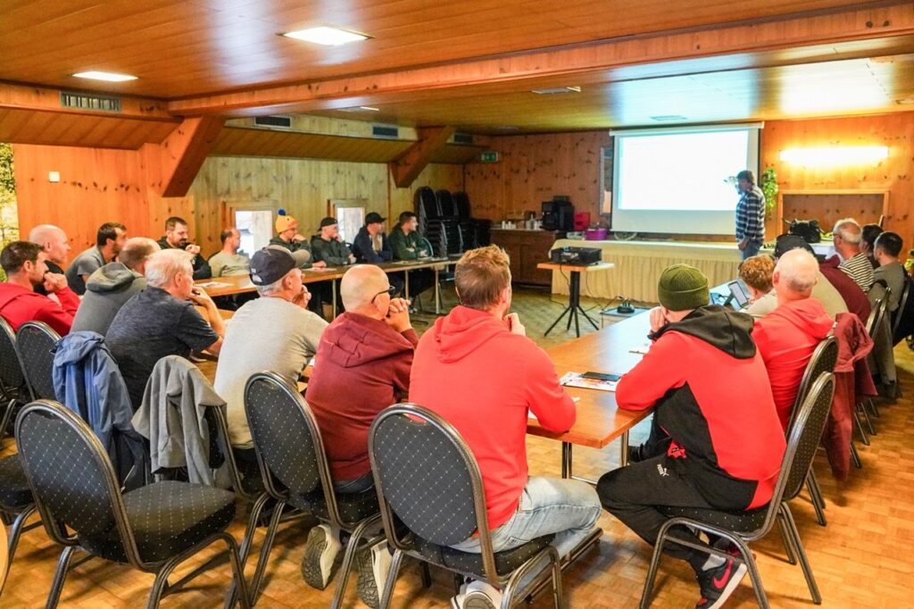 Rund 30 Trainer aus den fünf Hockey Country Vereinen verfolgen das Referat von Tom Stauffer
