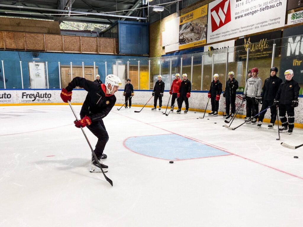 Skillscoach Scott Jacklin zeigt den Trainern eine Übung zum Puckführen